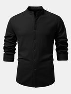 Camisa entallada negra de manga larga acanalada con botones y cuello de pie