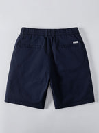 Pantalón corto azul marino con cintura elástica y bolsillos traseros, vista trasera
