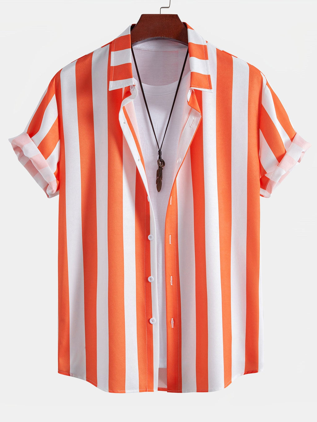 Camisa de botones a rayas naranja y blancas, cuello abierto y manga corta