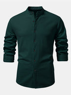 Camisa entallada de manga larga verde oscuro, cuello de pie y botones frontales