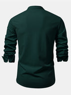 Camisa entallada verde oscuro de manga larga, parte trasera con tejido acanalado