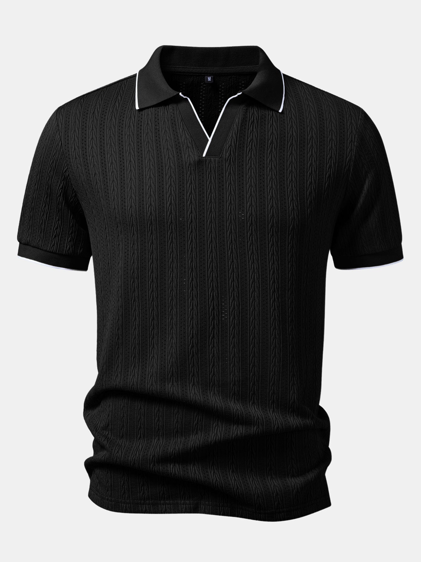 Polo de jacquard geométrico negro con cuello clásico y cierre tipo media cremallera