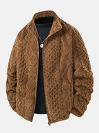 Chaqueta teddy jacquard marrón con cierre frontal y cuello alto abrigado