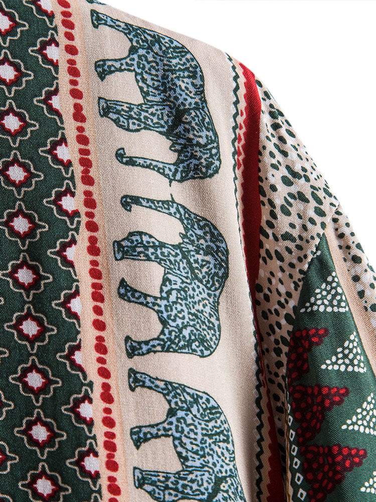 Detalle de tela de camisa estampada con figuras azules y toques rojos sobre base clara.