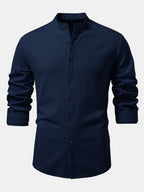 Camisa entallada de manga larga azul marino, cuello de pie y botones frontales