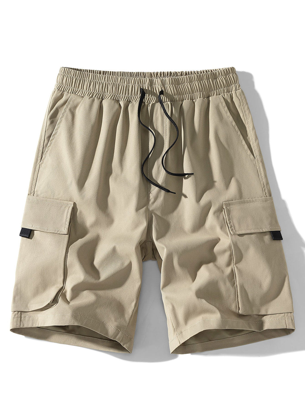 Pantalón corto de tela color arena, cintura elástica y bolsillos cargo con solapa.