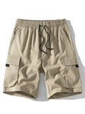 Pantalón corto de tela color arena, cintura elástica y bolsillos cargo con solapa.