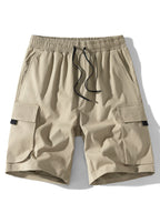Pantalón corto de tela color arena, cintura elástica y bolsillos cargo con solapa.
