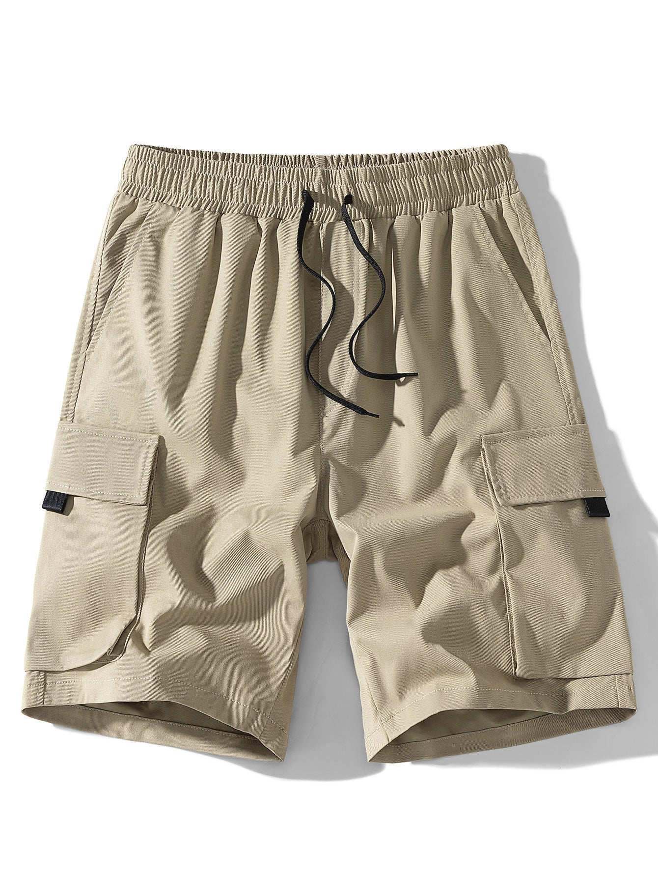 Pantalón corto de tela color arena, cintura elástica y bolsillos cargo con solapa.