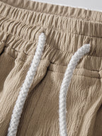 Pantalón corto beige con cintura elástica y cordones blancos