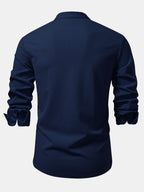 Camisa entallada azul marino de manga larga, parte trasera con tejido acanalado