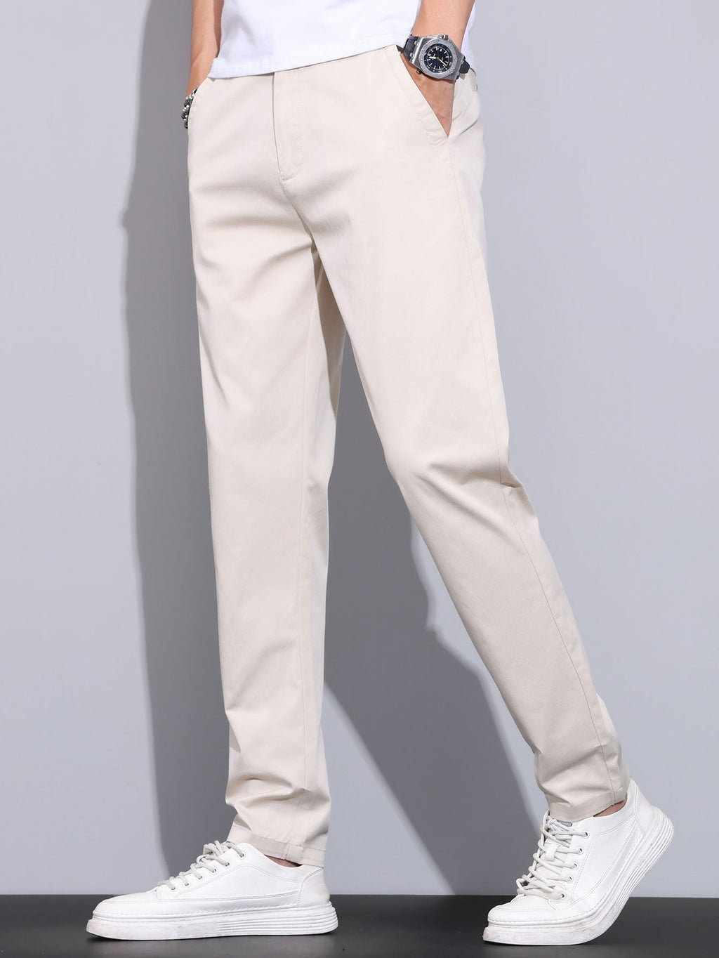 Pantalón recto beige de pierna recta, con botón y presillas en la cintura