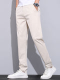 Pantalón recto beige de pierna recta, con botón y presillas en la cintura