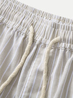 Pantalón de lino a rayas beige en detalle: cintura elástica y cordón