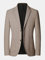 Blazer de cuadro príncipe color tan, solapas de pico y botones negros en el frente