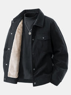 Chaqueta de pana negra con forro teddy claro interior y bolsillos con solapa.