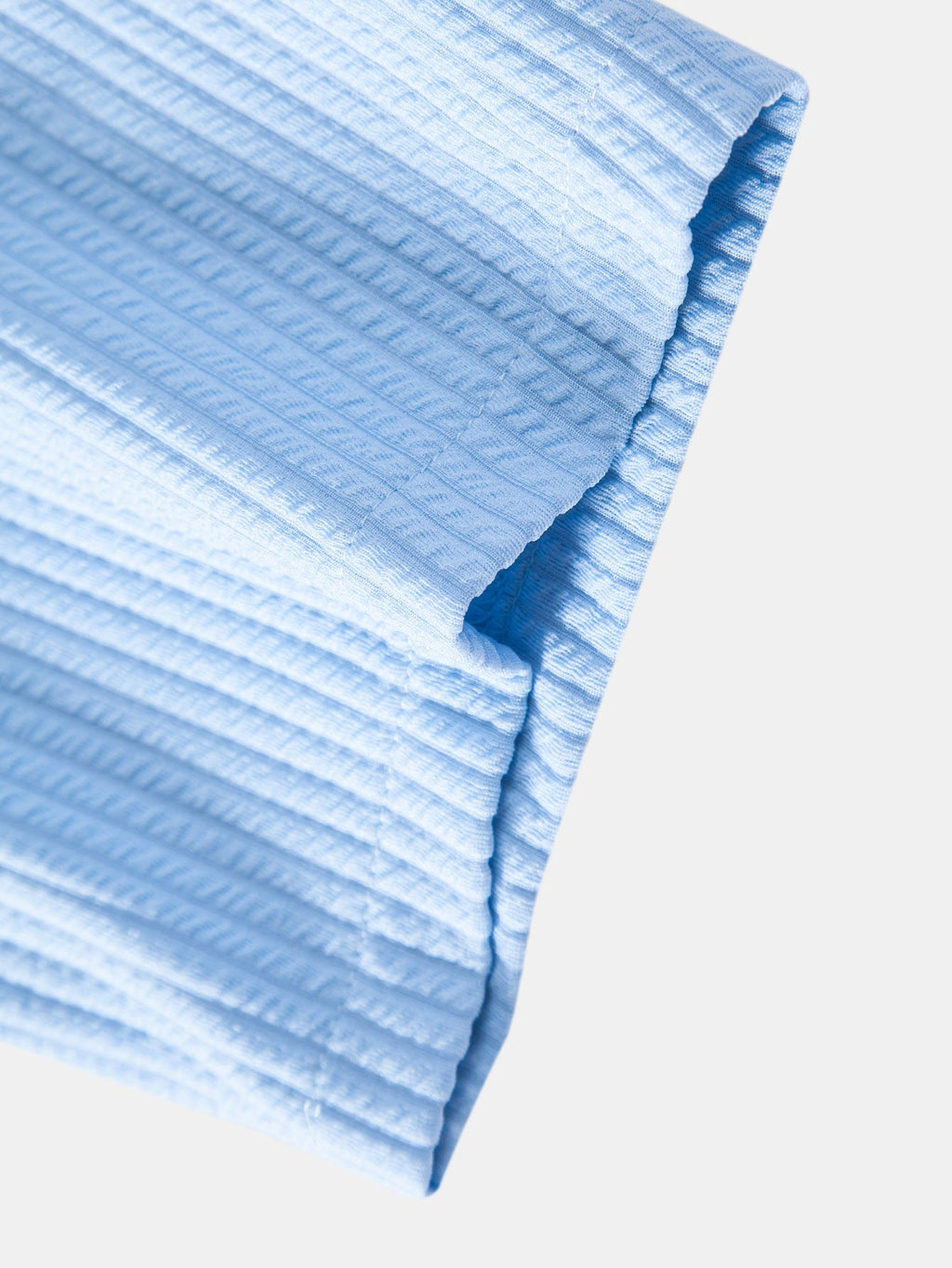 Camisa Milano azul claro; dobladillo y textura acanalada en el borde