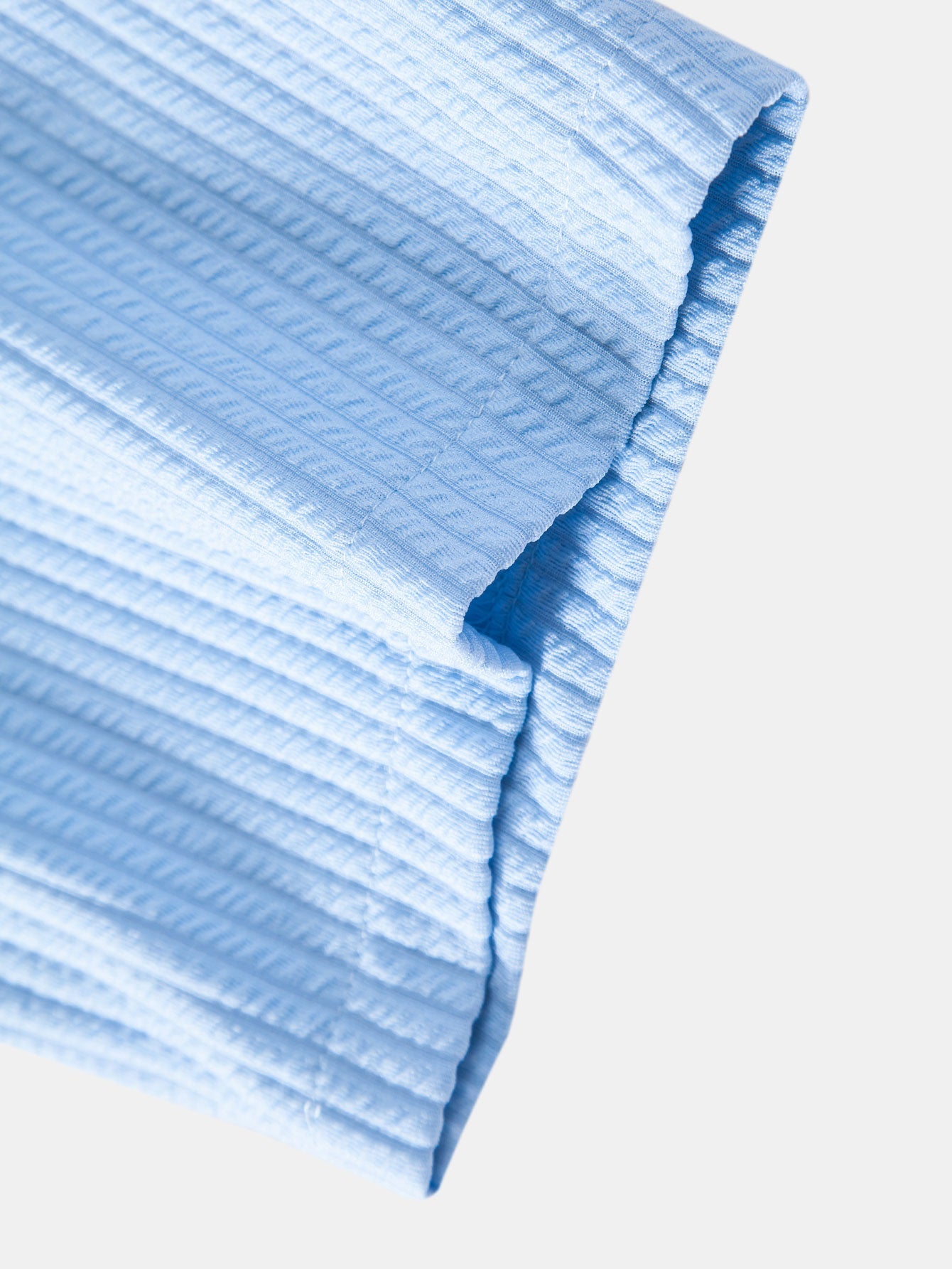 Camisa Milano azul claro; dobladillo y textura acanalada en el borde