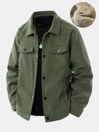 Chaqueta de pana verde oscura con forro tipo teddy beige y cierre frontal con botones.