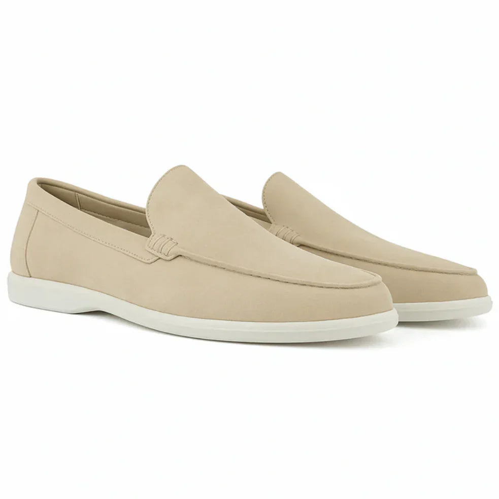 Mocasines casuales de ante color crema con costuras y suela blanca