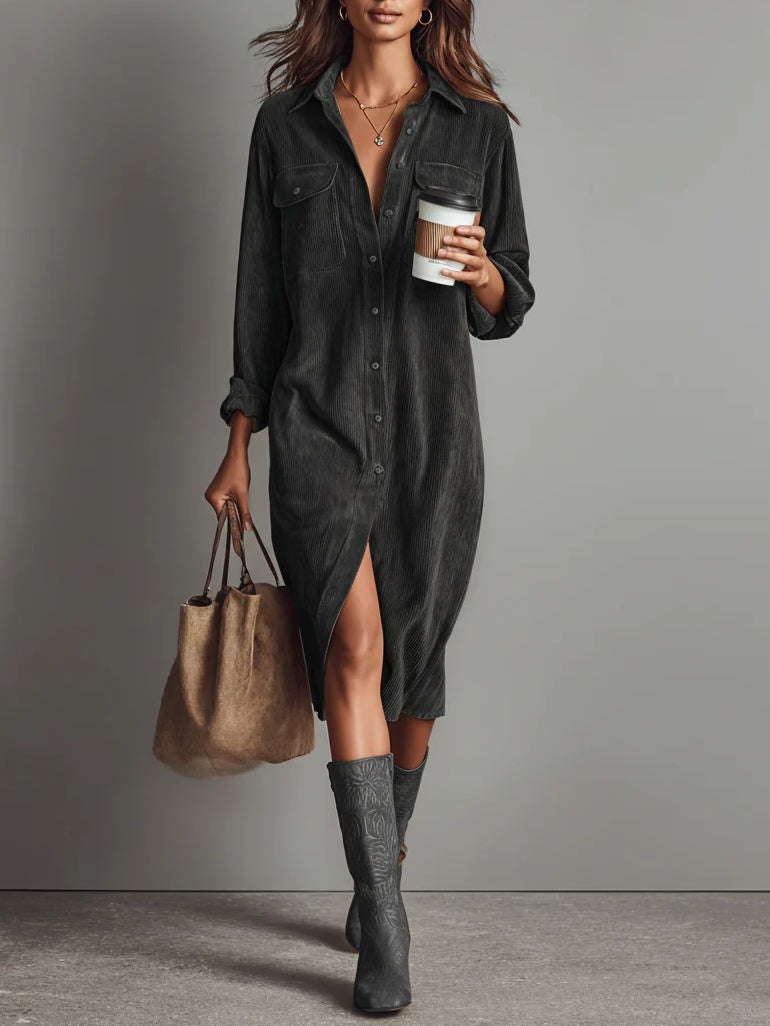 Vestido camisero midi gris oscuro, corte amplio, botones frontales y bolsillos laterales.