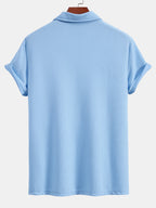 Polo Monaco azul claro de manga corta con cuello y parte trasera lisa.