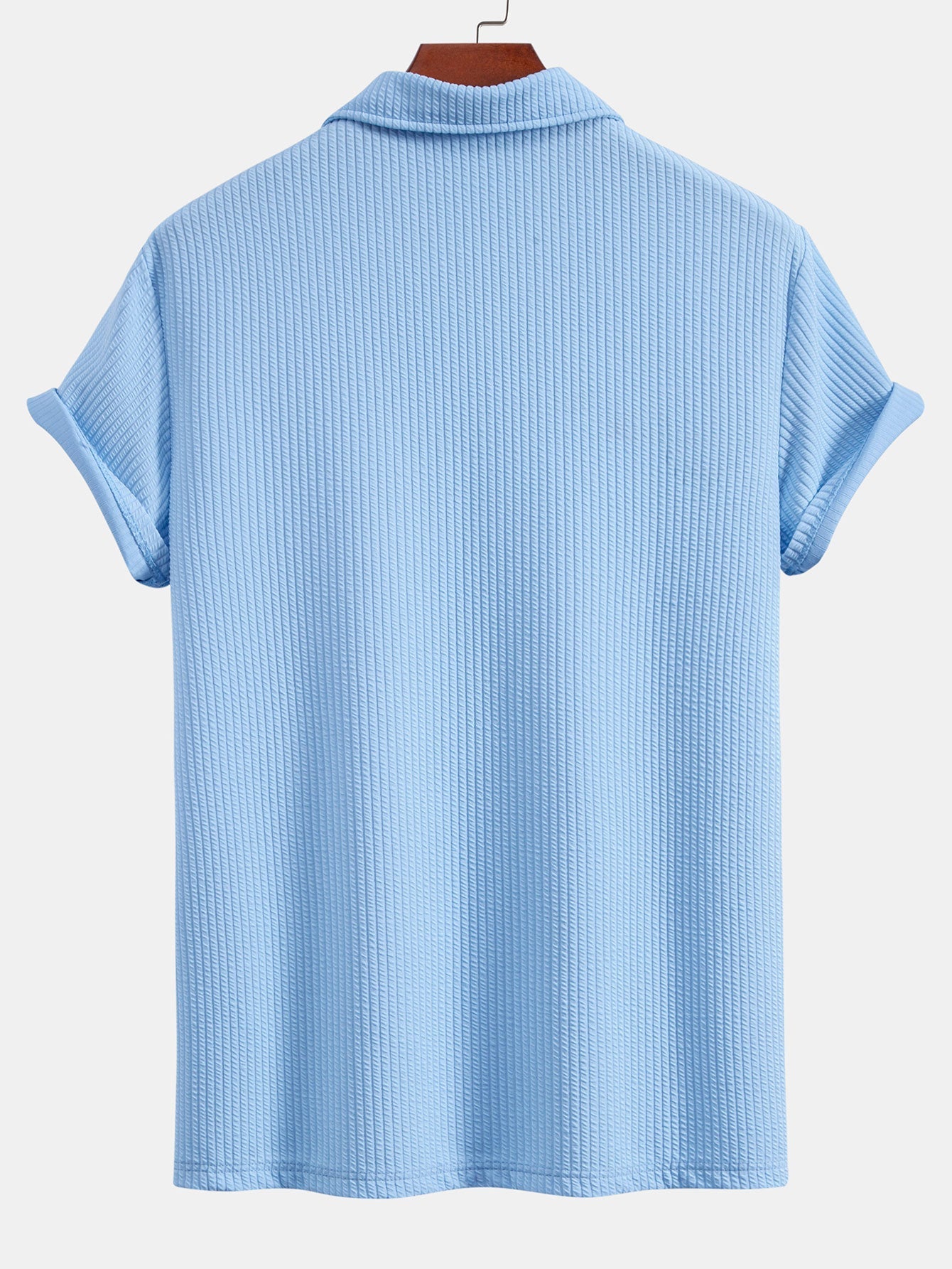 Polo Monaco azul claro de manga corta con cuello y parte trasera lisa.