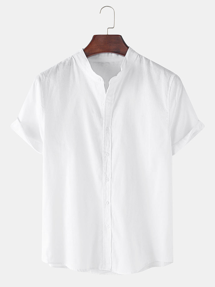 Camisa blanca de manga corta tipo lino, cuello abierto y botones frontales