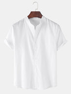 Camisa blanca de manga corta tipo lino, cuello abierto y botones frontales