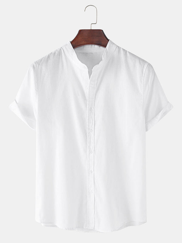 Camisa blanca de manga corta tipo lino, cuello abierto y botones frontales