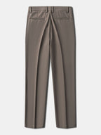 Pantalón regular esencial marrón oscuro con bolsillos traseros y tiro recto