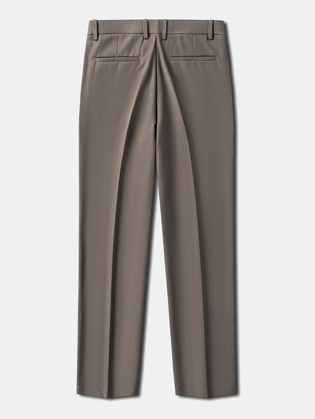 Pantalón regular esencial marrón oscuro con bolsillos traseros y tiro recto
