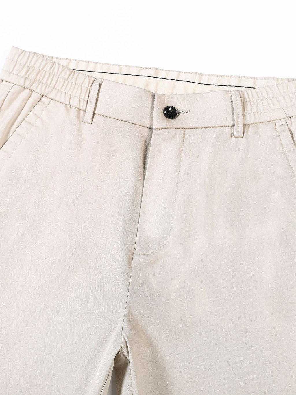 Pantalón recto beige con cinturilla elástica y botón metálico