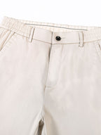 Pantalón recto beige con cinturilla elástica y botón metálico