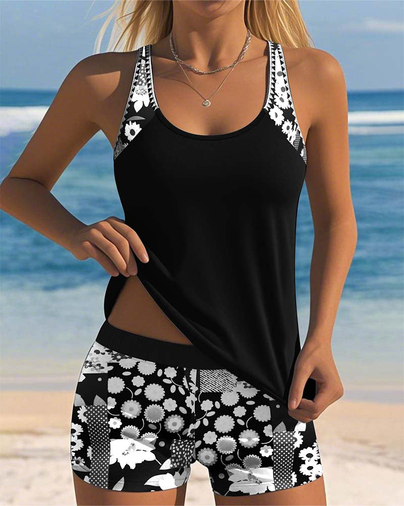 Bikini de dos piezas negro con top liso y short estampado floral blanco