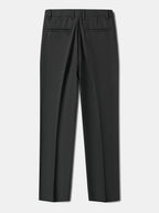 Pantalón regular esencial negro carbón, pierna recta y cierre frontal