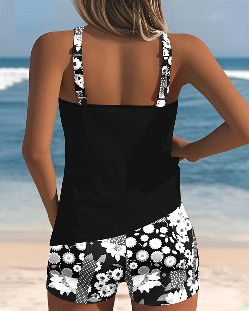 Bikini de dos piezas negro visto por detrás con short estampado floral blanco
