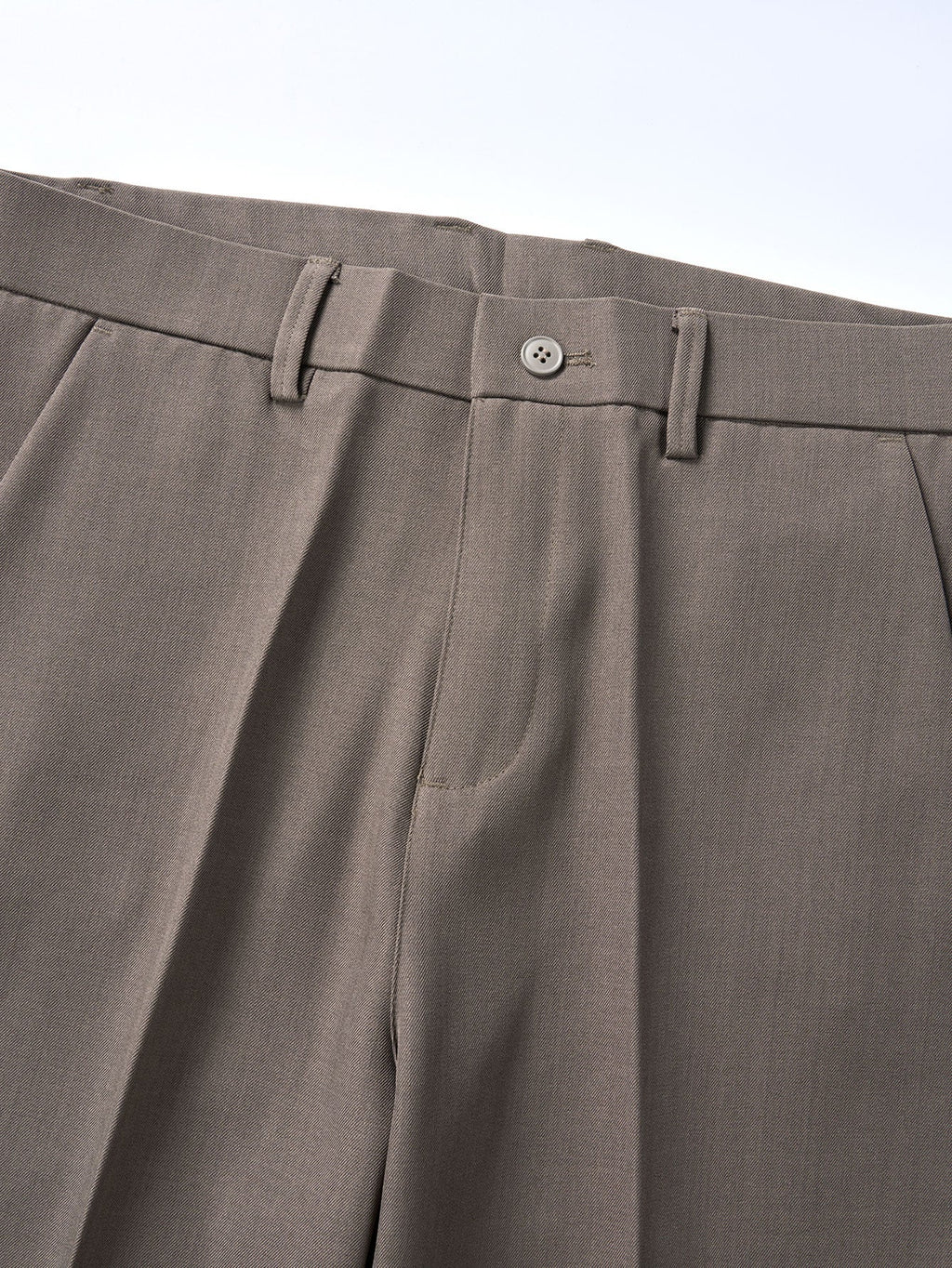 Pantalón regular esencial marrón oscuro con botón y cierre en la cintura