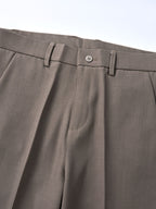Pantalón regular esencial marrón oscuro con botón y cierre en la cintura