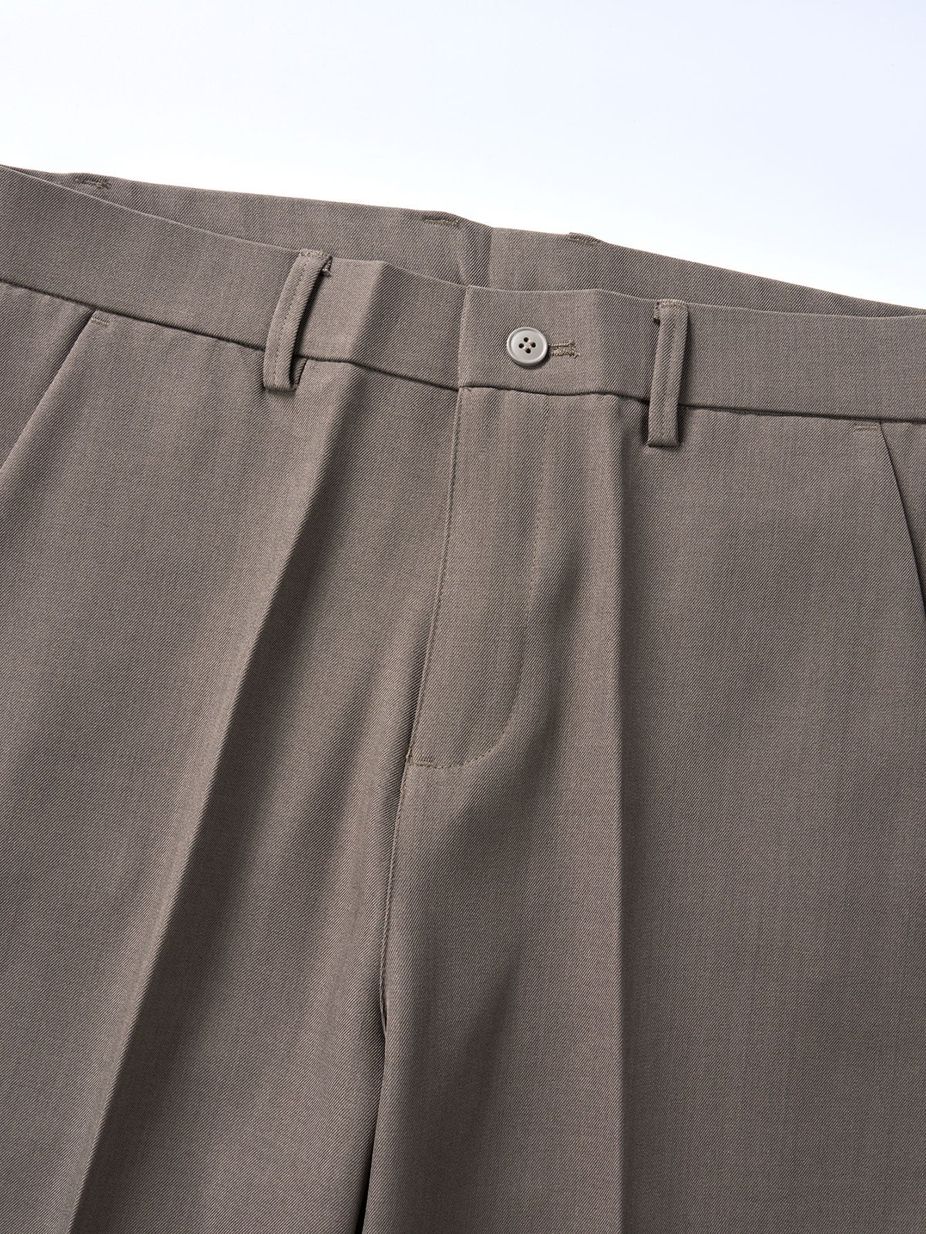 Pantalón regular esencial marrón oscuro con botón y cierre en la cintura
