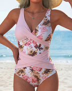 Traje de baño rosa de una pieza, sin mangas, escote cruzado y estampado floral.