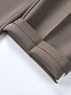 Pantalón regular esencial marrón oscuro con bajo doblado y pespunte