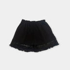 Shorts negros con cintura elástica y volante de encaje en el bajo
