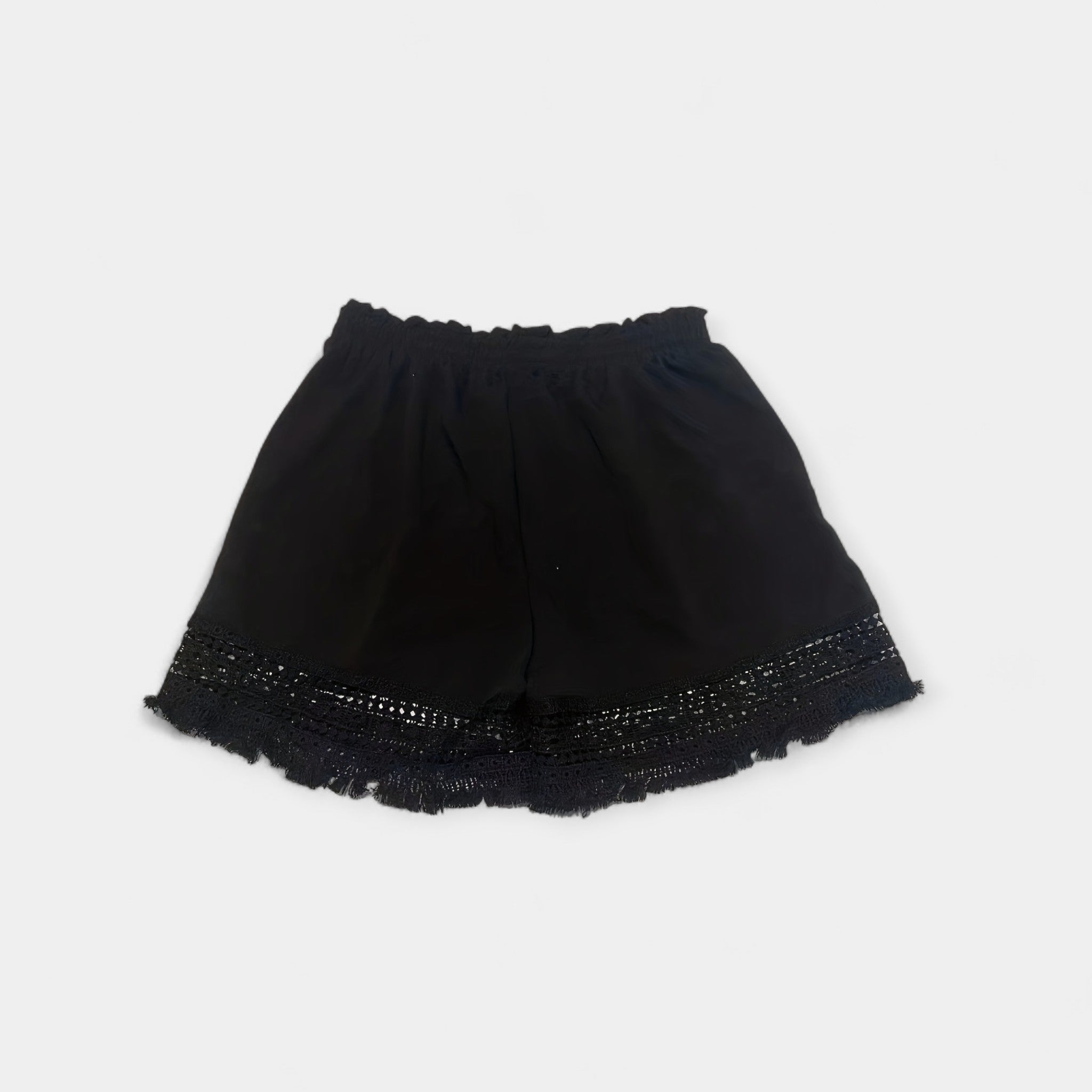 Shorts negros con cintura elástica y volante de encaje en el bajo