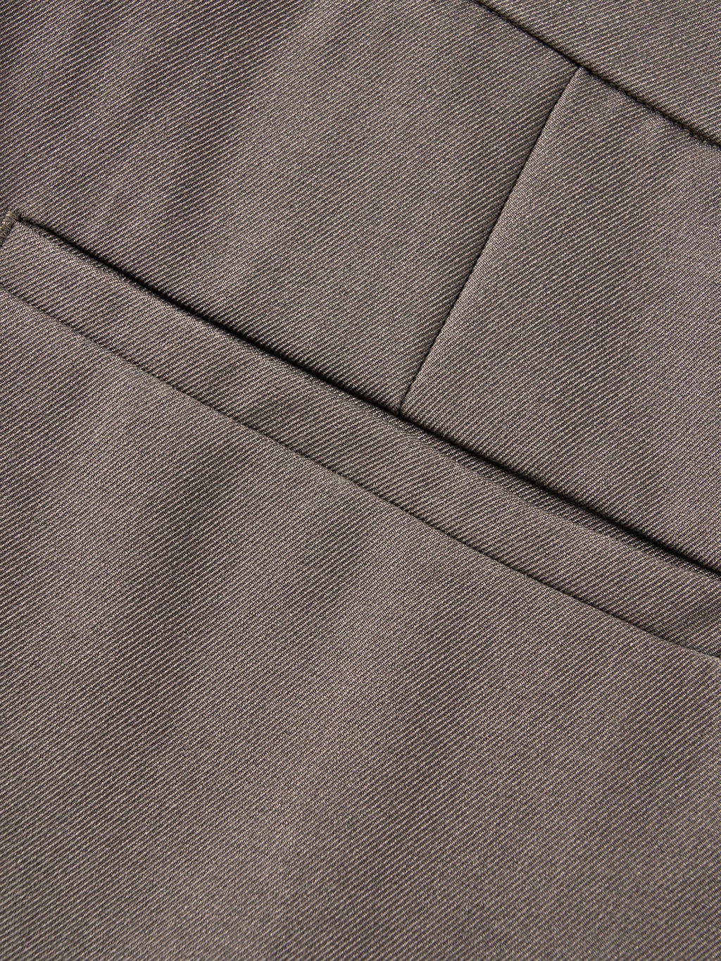 Pantalón regular esencial marrón oscuro con costuras de bolsillo y pliegues