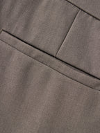 Pantalón regular esencial marrón oscuro con costuras de bolsillo y pliegues
