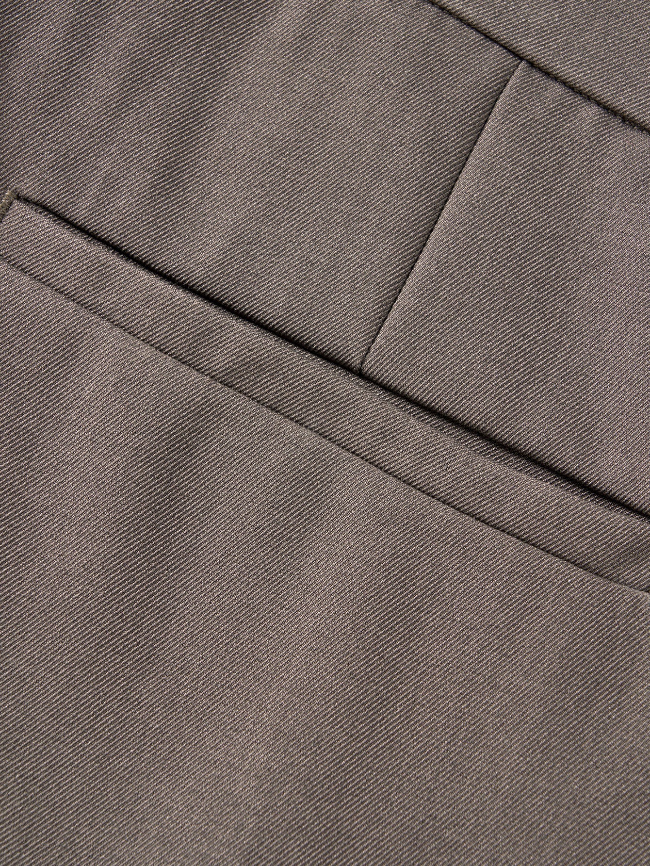 Pantalón regular esencial marrón oscuro con costuras de bolsillo y pliegues