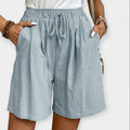 Shorts aireados celestes con cintura elástica y cordón frontal