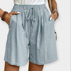 Shorts aireados celestes con cintura elástica y cordón frontal