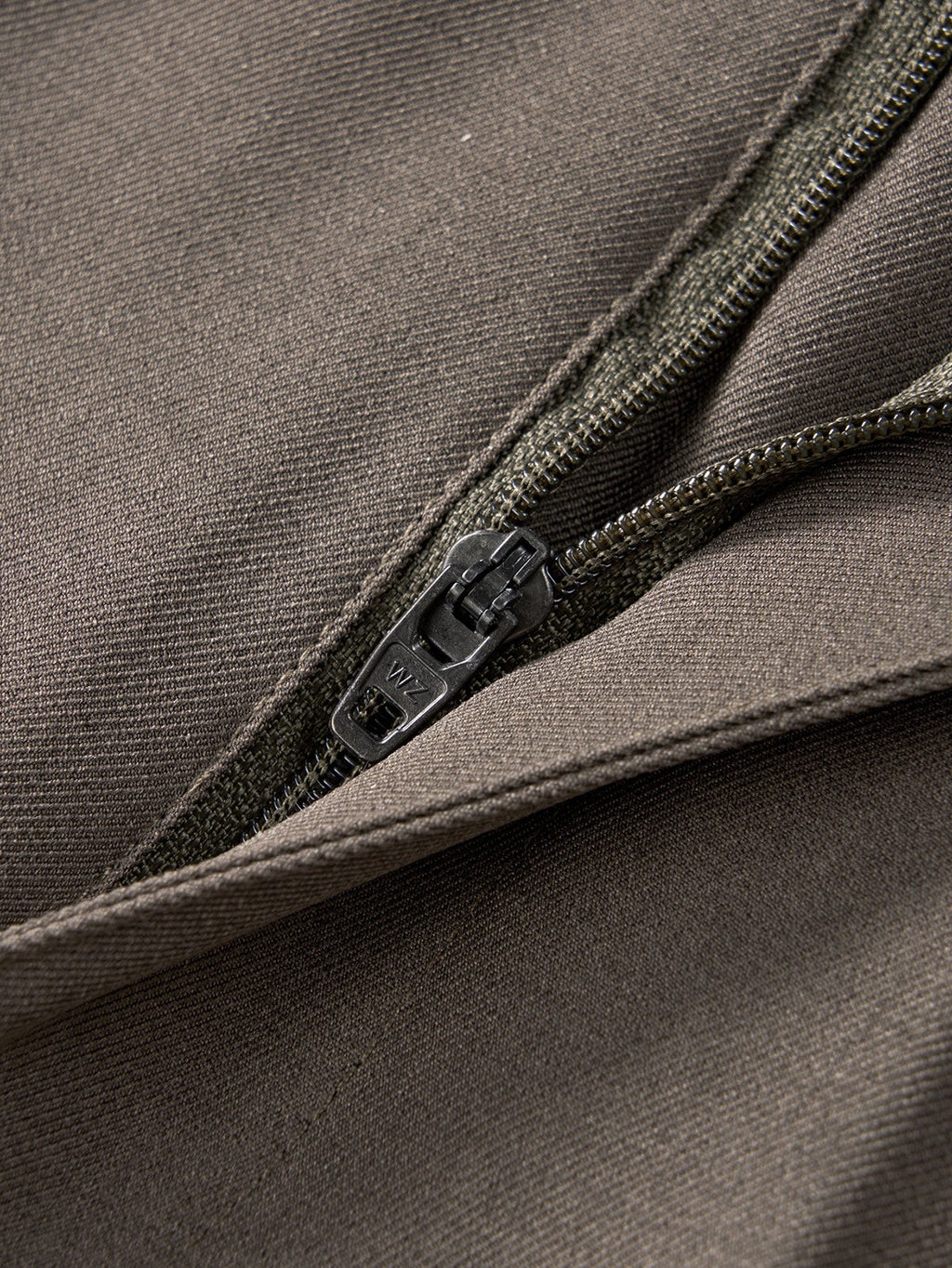 Pantalón regular esencial marrón oscuro con cremallera metálica visible